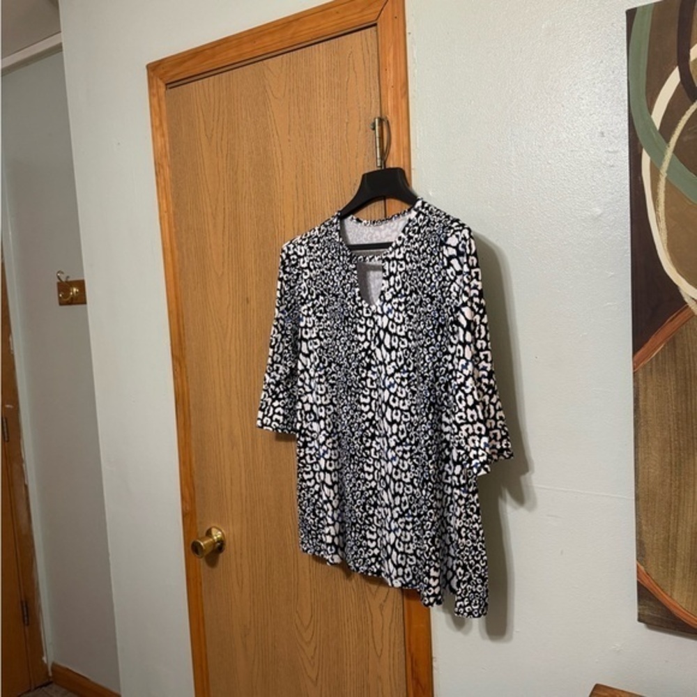 Jessica London Size 14/16 w/Geometric Print 3/4 Sleeve w/Keyhole Neckline Top